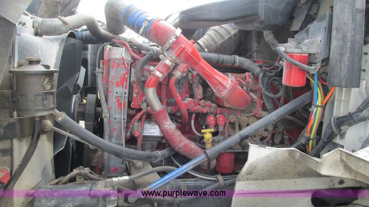 image for item L5273 2005 International 9400i semi truck