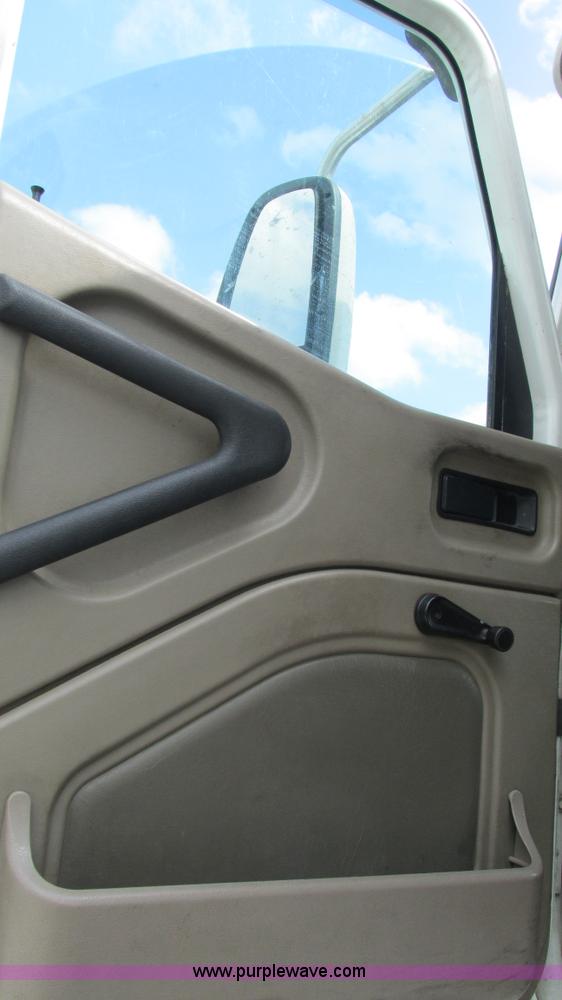 image for item L5273 2005 International 9400i semi truck