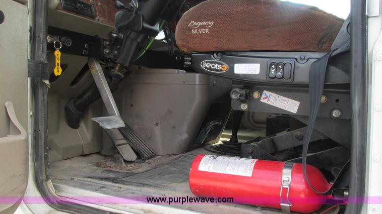 image for item L5273 2005 International 9400i semi truck