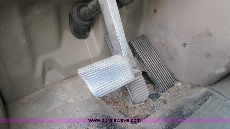 image for item L5273 2005 International 9400i semi truck