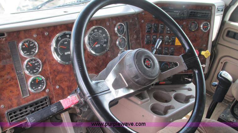 image for item L5273 2005 International 9400i semi truck