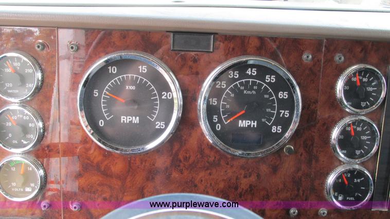 image for item L5273 2005 International 9400i semi truck