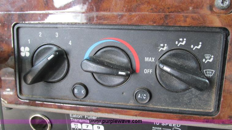 image for item L5273 2005 International 9400i semi truck