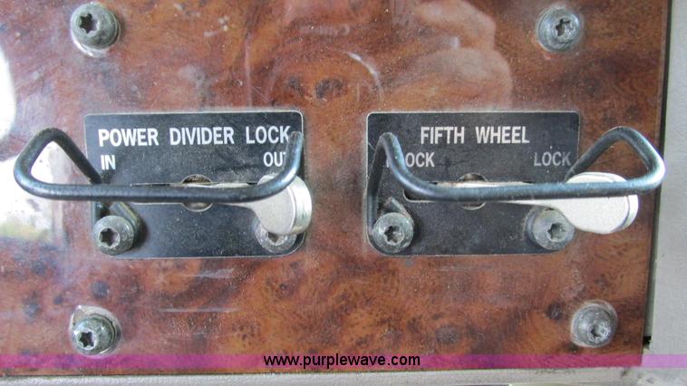 image for item L5273 2005 International 9400i semi truck