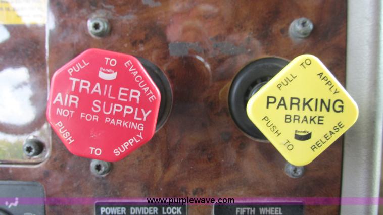 image for item L5273 2005 International 9400i semi truck