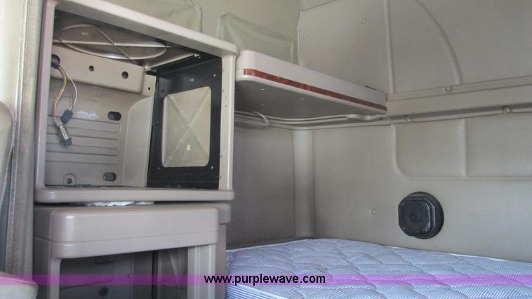 image for item L5273 2005 International 9400i semi truck