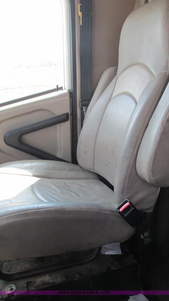 image for item L5273 2005 International 9400i semi truck