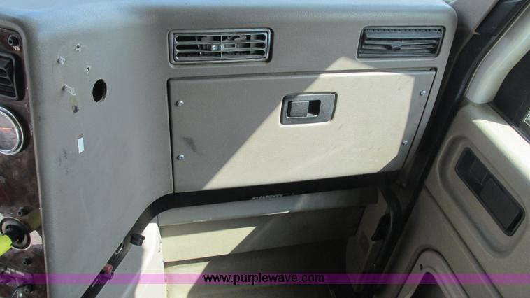 image for item L5273 2005 International 9400i semi truck