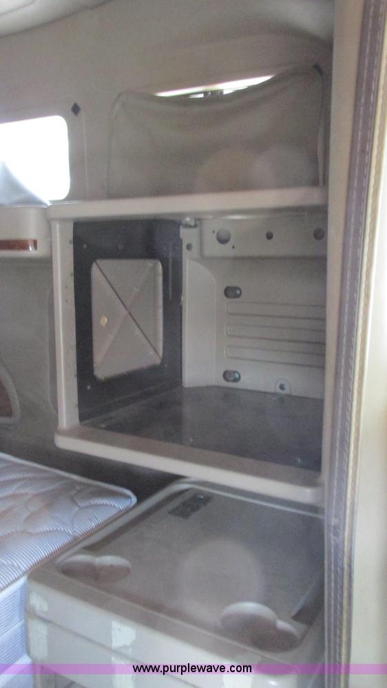 image for item L5273 2005 International 9400i semi truck