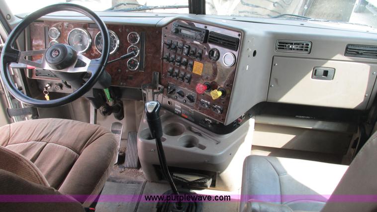 image for item L5273 2005 International 9400i semi truck