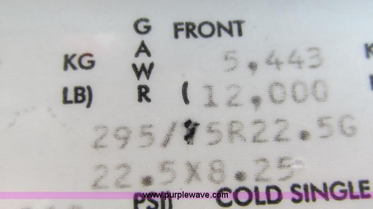 image for item L5273 2005 International 9400i semi truck