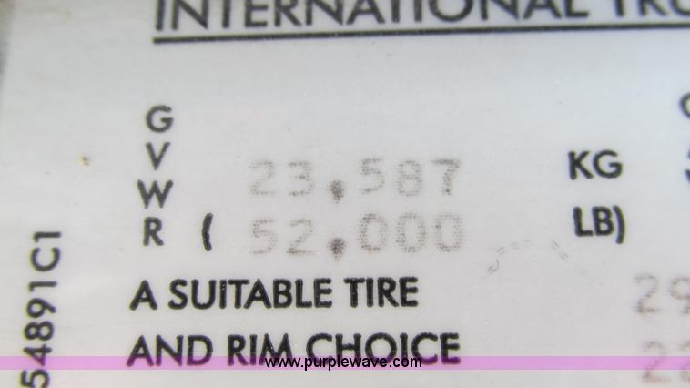 image for item L5273 2005 International 9400i semi truck