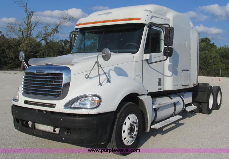 image for item L5274 2005 Freightliner Columbia semi truck
