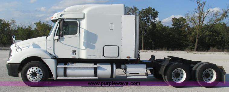 image for item L5274 2005 Freightliner Columbia semi truck