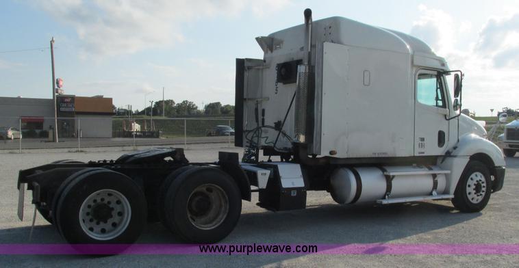 image for item L5274 2005 Freightliner Columbia semi truck