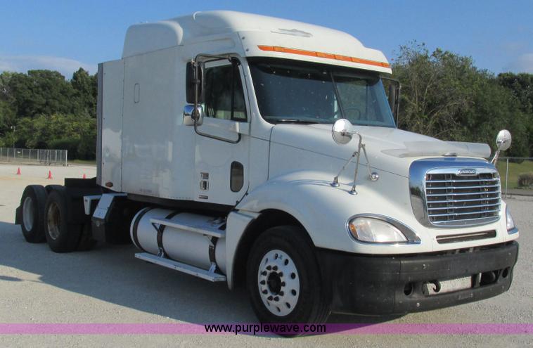 image for item L5274 2005 Freightliner Columbia semi truck
