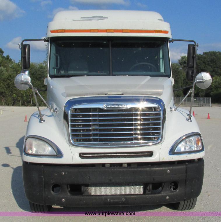 image for item L5274 2005 Freightliner Columbia semi truck