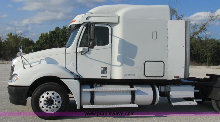 image for item L5274 2005 Freightliner Columbia semi truck