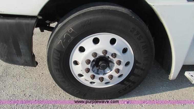 image for item L5274 2005 Freightliner Columbia semi truck