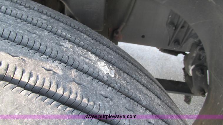 image for item L5274 2005 Freightliner Columbia semi truck