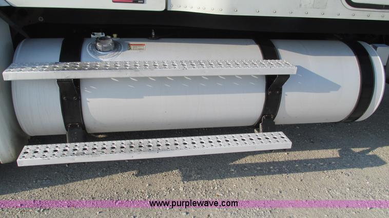 image for item L5274 2005 Freightliner Columbia semi truck