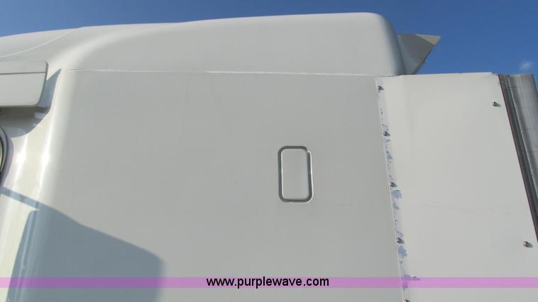 image for item L5274 2005 Freightliner Columbia semi truck