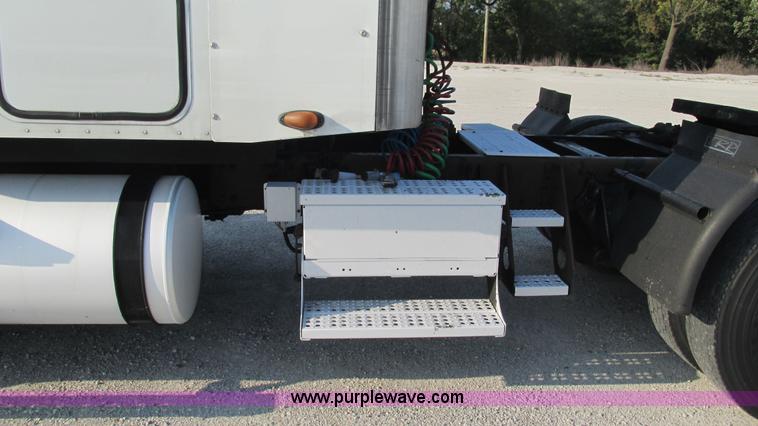 image for item L5274 2005 Freightliner Columbia semi truck