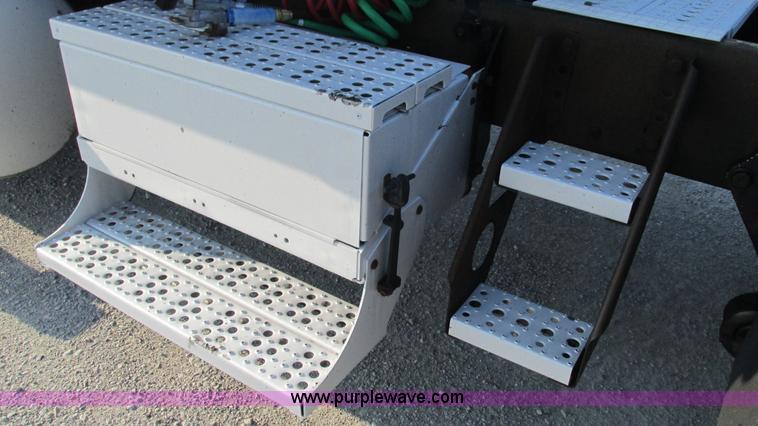 image for item L5274 2005 Freightliner Columbia semi truck