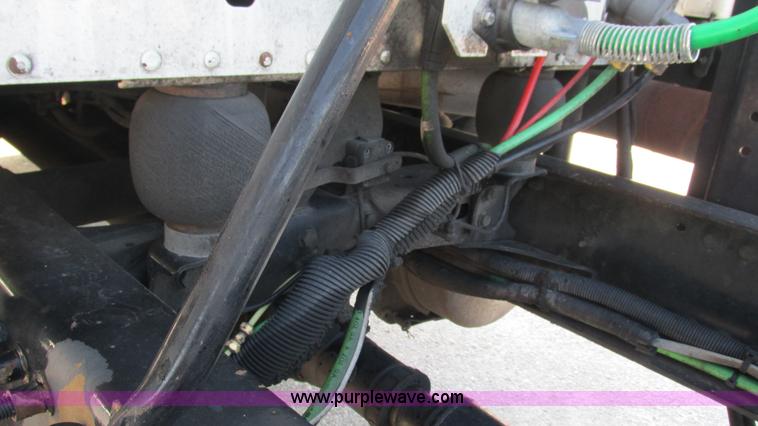 image for item L5274 2005 Freightliner Columbia semi truck