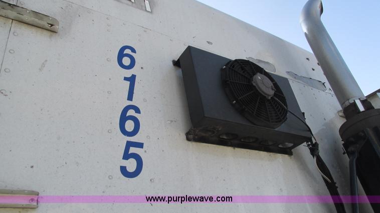 image for item L5274 2005 Freightliner Columbia semi truck