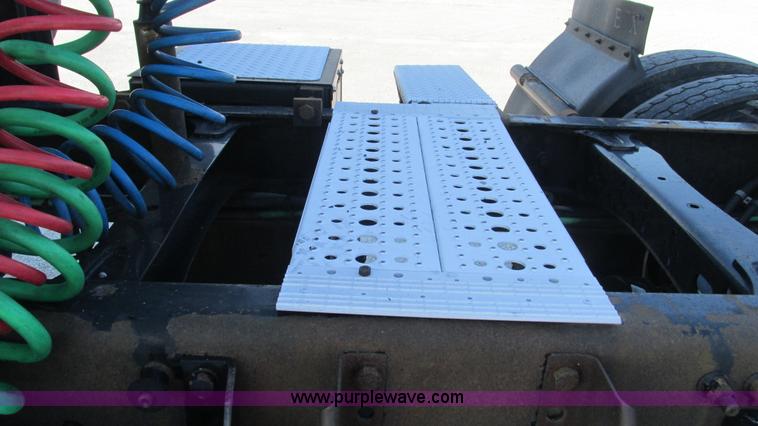 image for item L5274 2005 Freightliner Columbia semi truck