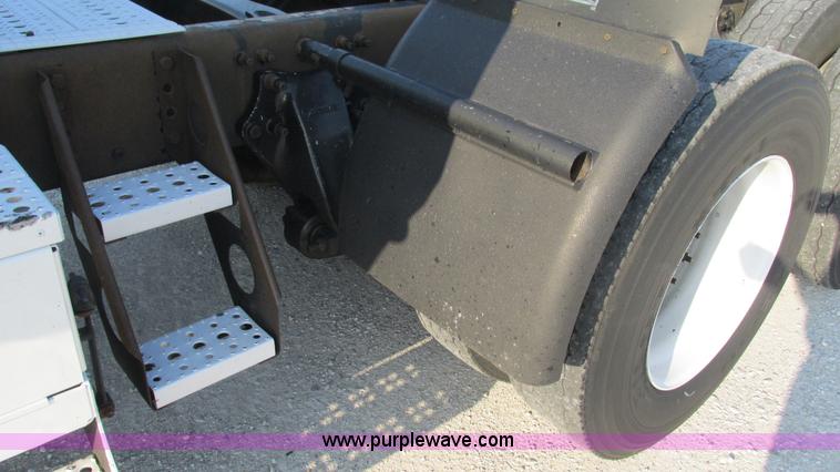 image for item L5274 2005 Freightliner Columbia semi truck