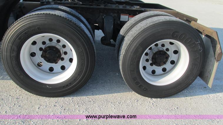 image for item L5274 2005 Freightliner Columbia semi truck