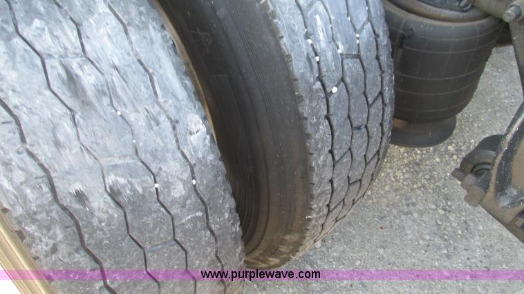 image for item L5274 2005 Freightliner Columbia semi truck