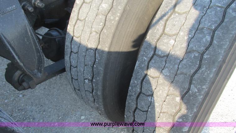 image for item L5274 2005 Freightliner Columbia semi truck