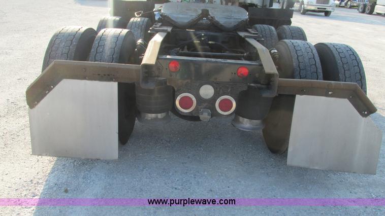 image for item L5274 2005 Freightliner Columbia semi truck