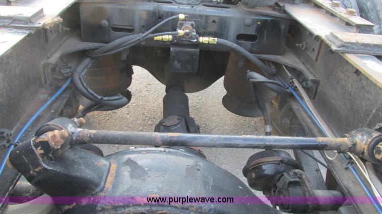 image for item L5274 2005 Freightliner Columbia semi truck