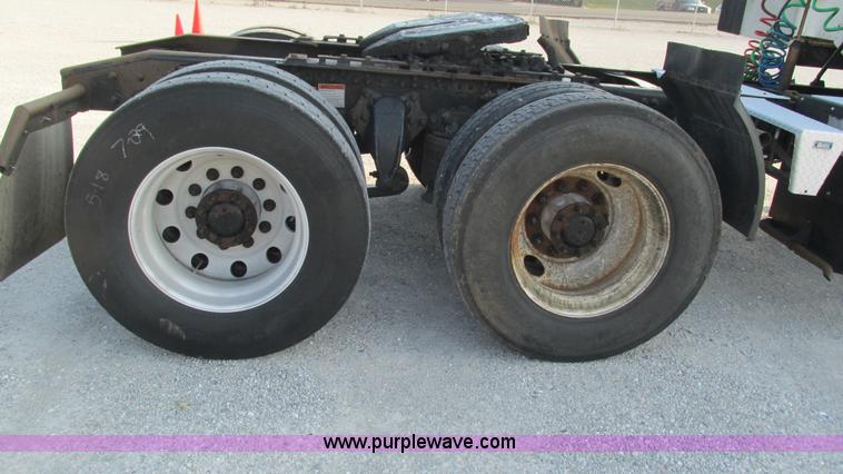 image for item L5274 2005 Freightliner Columbia semi truck