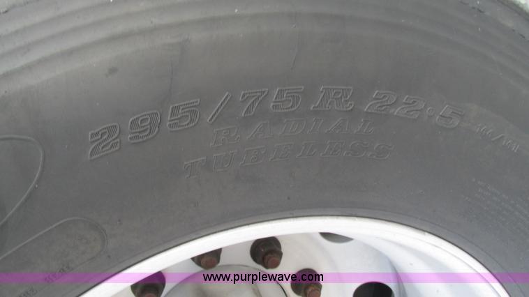 image for item L5274 2005 Freightliner Columbia semi truck