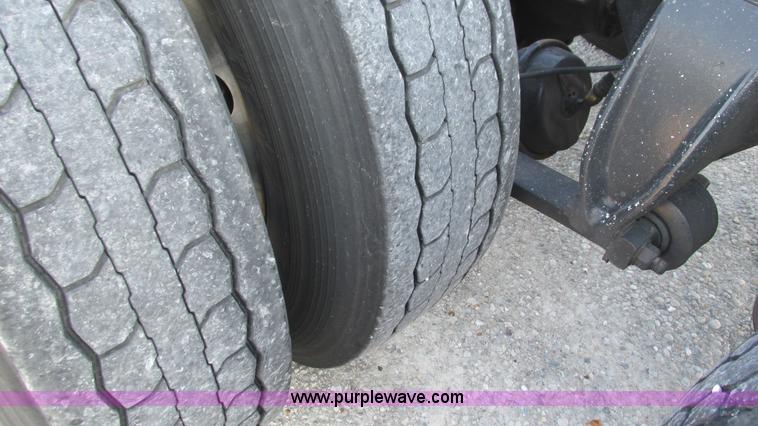 image for item L5274 2005 Freightliner Columbia semi truck