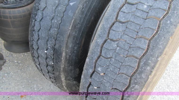 image for item L5274 2005 Freightliner Columbia semi truck