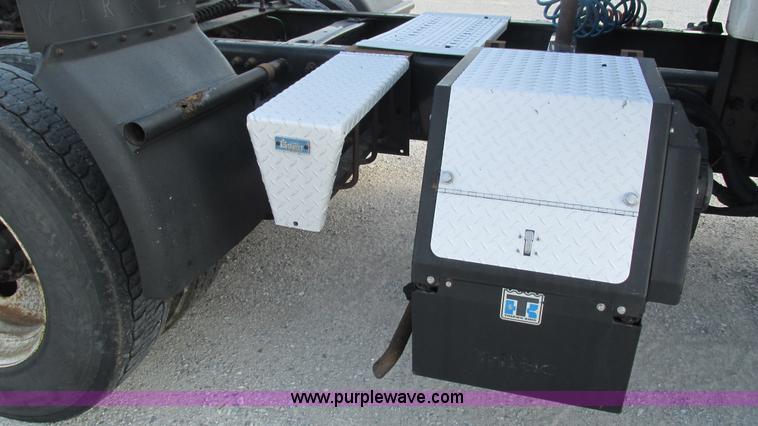 image for item L5274 2005 Freightliner Columbia semi truck