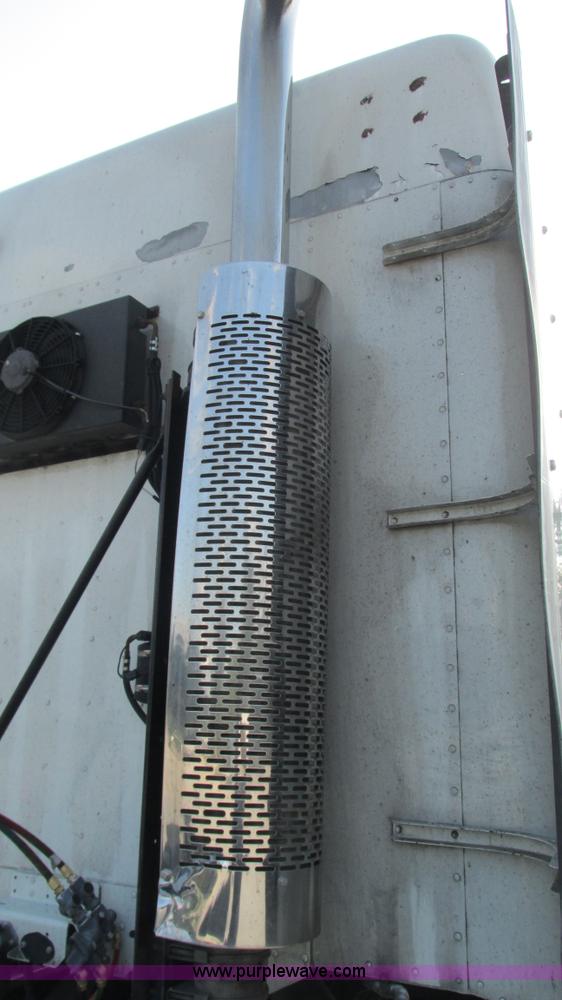 image for item L5274 2005 Freightliner Columbia semi truck