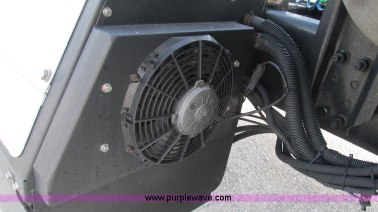 image for item L5274 2005 Freightliner Columbia semi truck