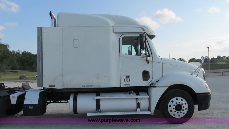 image for item L5274 2005 Freightliner Columbia semi truck