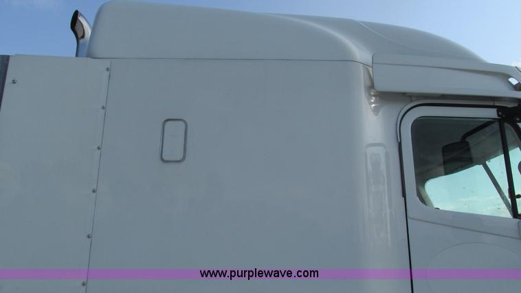 image for item L5274 2005 Freightliner Columbia semi truck