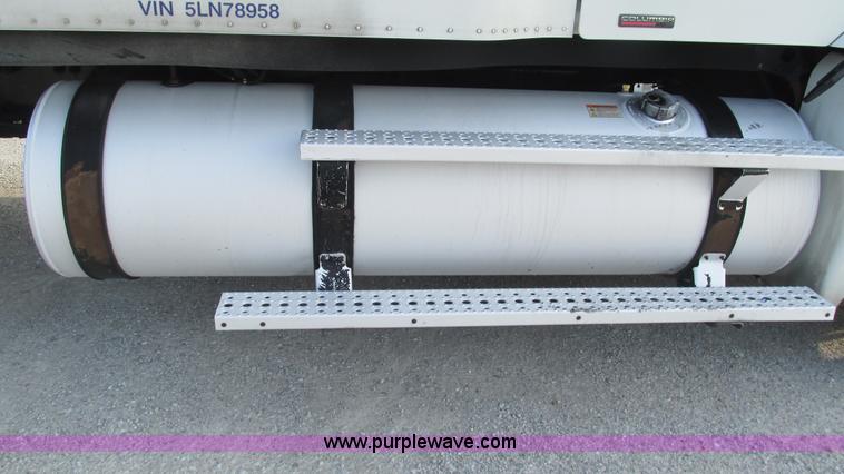 image for item L5274 2005 Freightliner Columbia semi truck