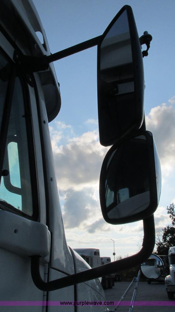 image for item L5274 2005 Freightliner Columbia semi truck