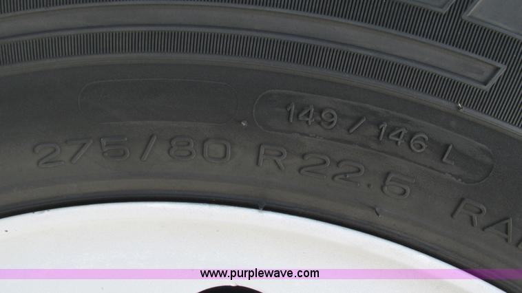 image for item L5274 2005 Freightliner Columbia semi truck