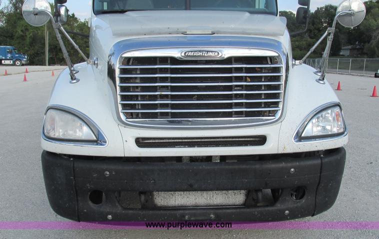 image for item L5274 2005 Freightliner Columbia semi truck